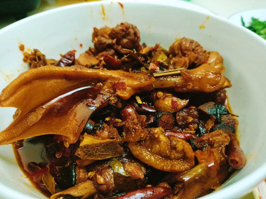 传统正宗的啤酒鸭配方和做法，鲜嫩香浓，只需炒千万不要焯水