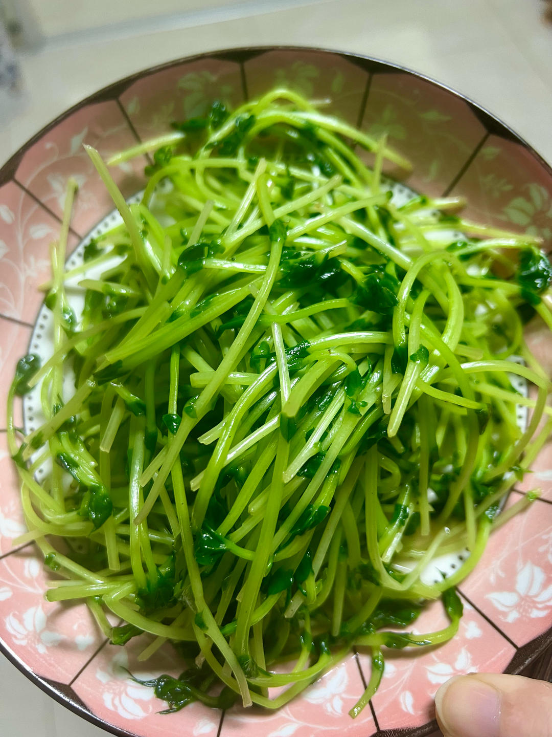 清炒豌豆苗，就爱这抹带着清香的翠绿～