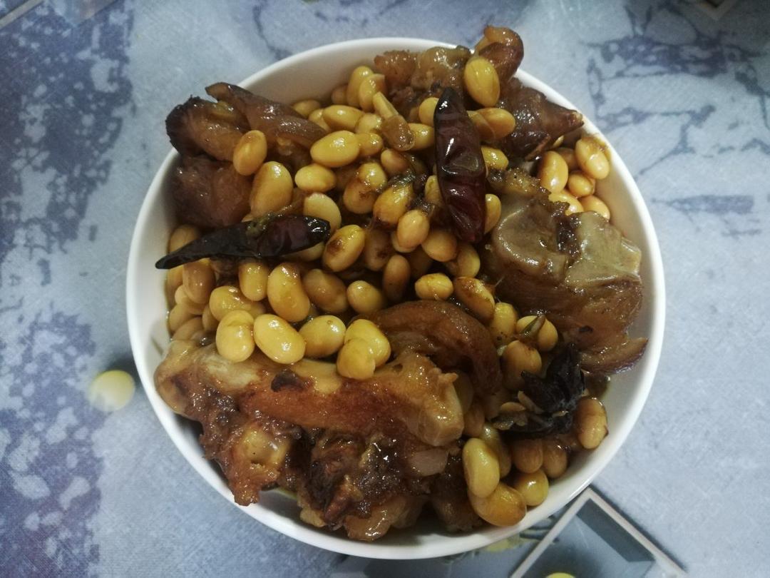 黄豆烧猪蹄