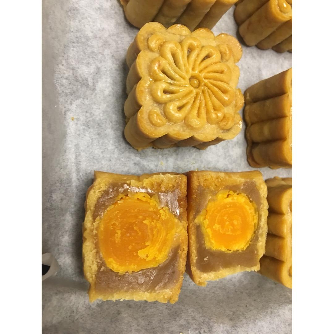 广式月饼—蛋黄莲蓉月饼