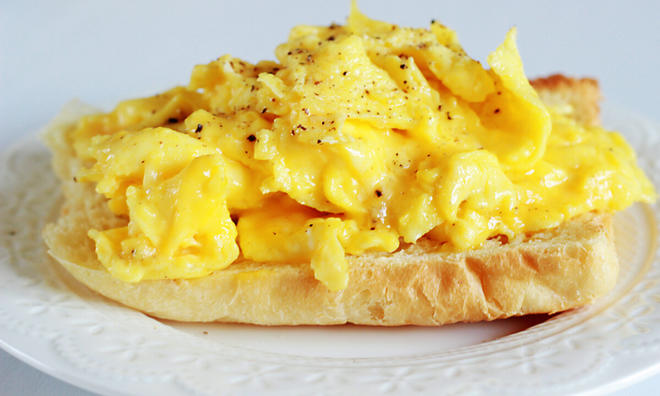 如何做一份完美的美式炒蛋/Scrambled eggs的做法