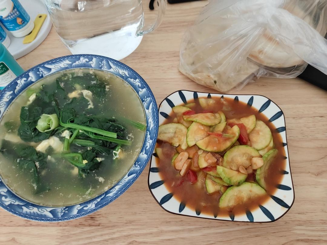 西红柿炒西葫芦