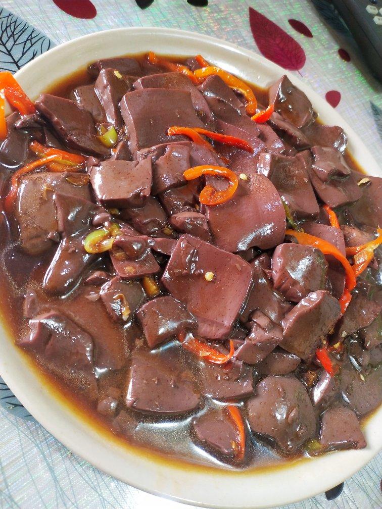 〈辣椒炒羊血〉，好鲜嫩。欣小厨 😉