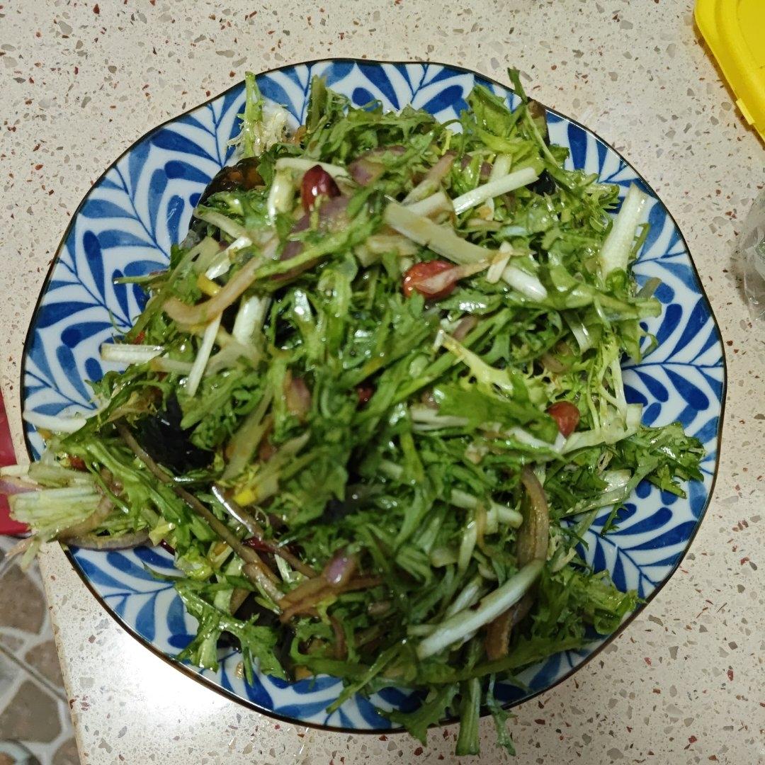 家常凉菜——苦苣拌皮蛋