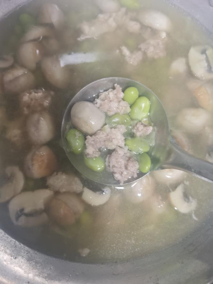 鲜掉眉毛的口蘑毛豆肉圆汤