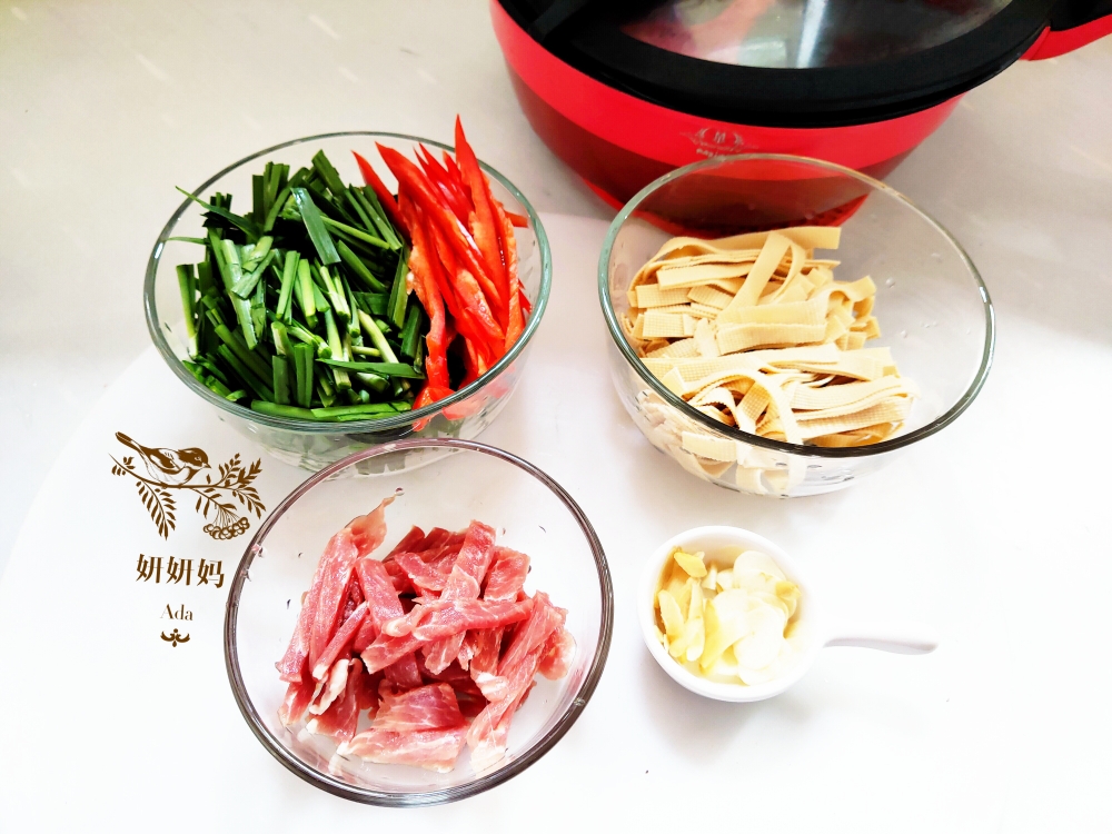 肉丝豆腐皮炒♨韭菜丨马克西姆不粘锅的做法 步骤2