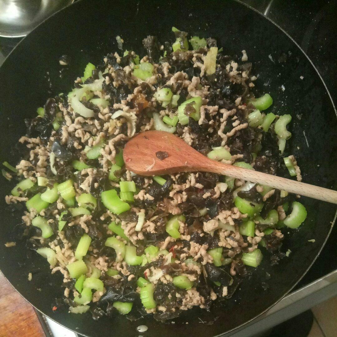 木耳芹菜炒肉末（快手菜）