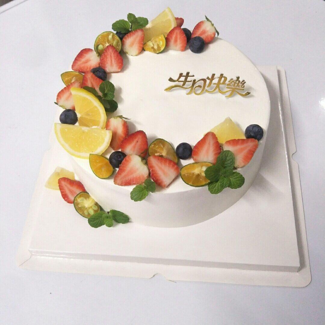 草莓装饰奶油蛋糕