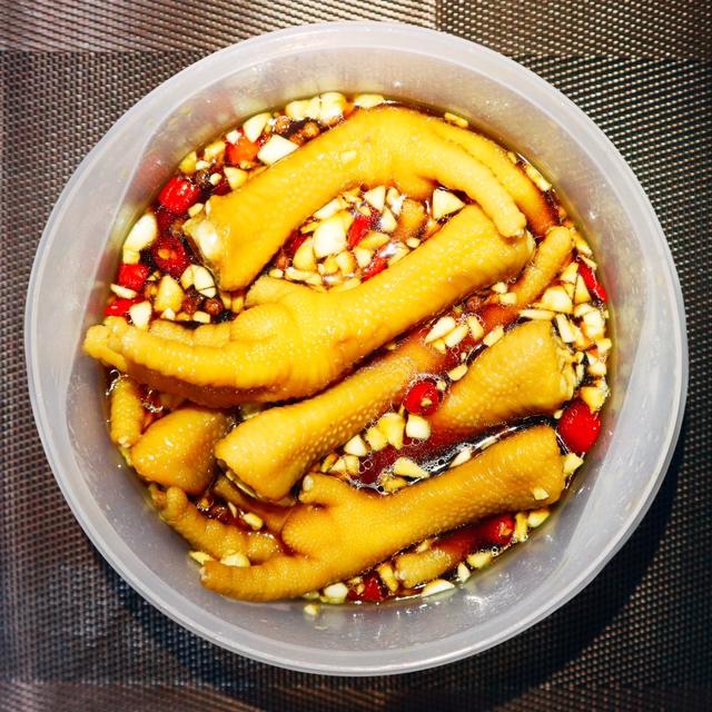 蒜香酸辣鸡爪的做法