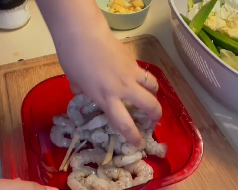 10分钟低脂杂蔬焖虾仁的做法 步骤2