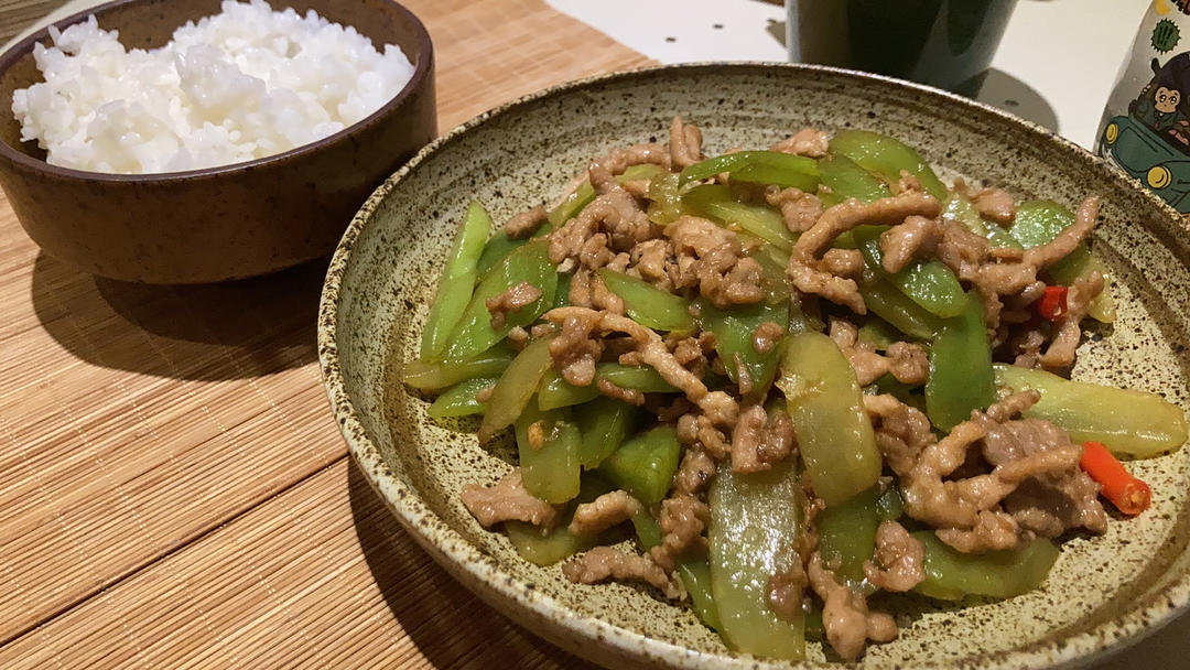 青笋炒肉片（肉片嫩青笋亮）