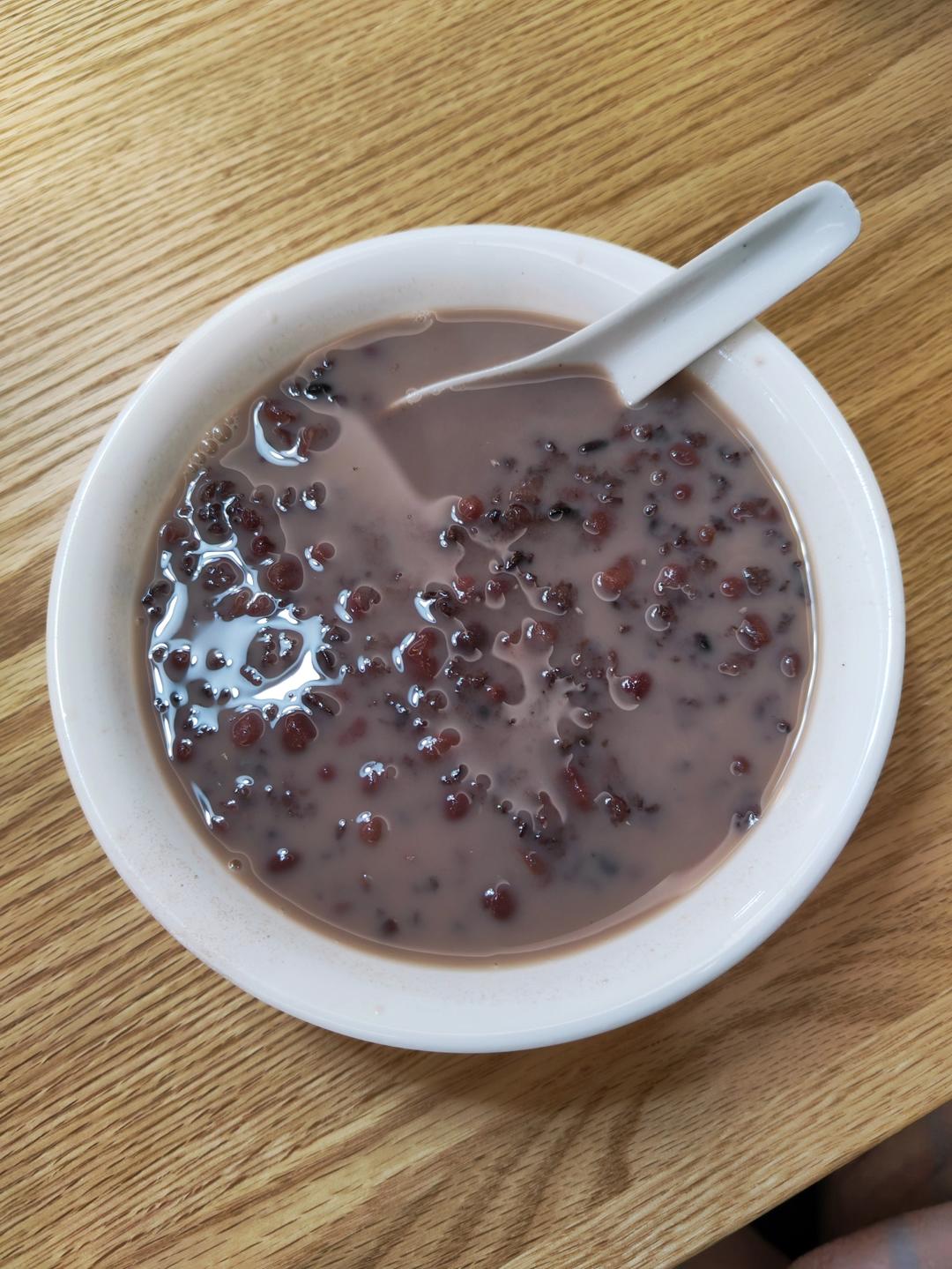 红豆黑米牛奶粥