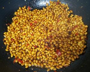 品云蒜蓉指天椒焖黄豆的做法 步骤2