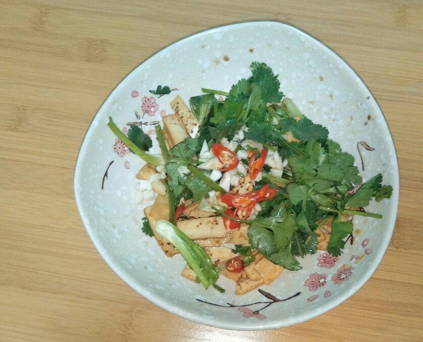 凉拌鸡蛋干香菜