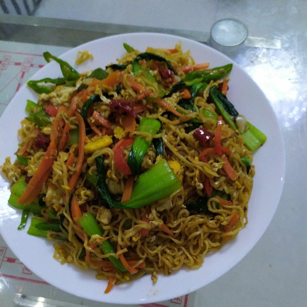 路边摊风味炒方便面
