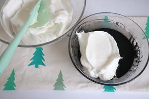 fluff棉花糖—竹炭覆盆子奶冻卷的做法 步骤18