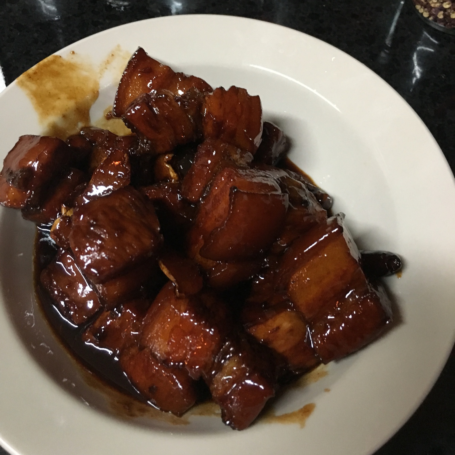 吃着碗里望着锅里的红烧肉