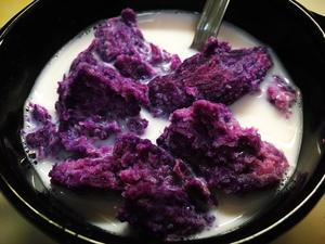 软软甜甜牛奶紫薯泡～微波炉版的做法 步骤2