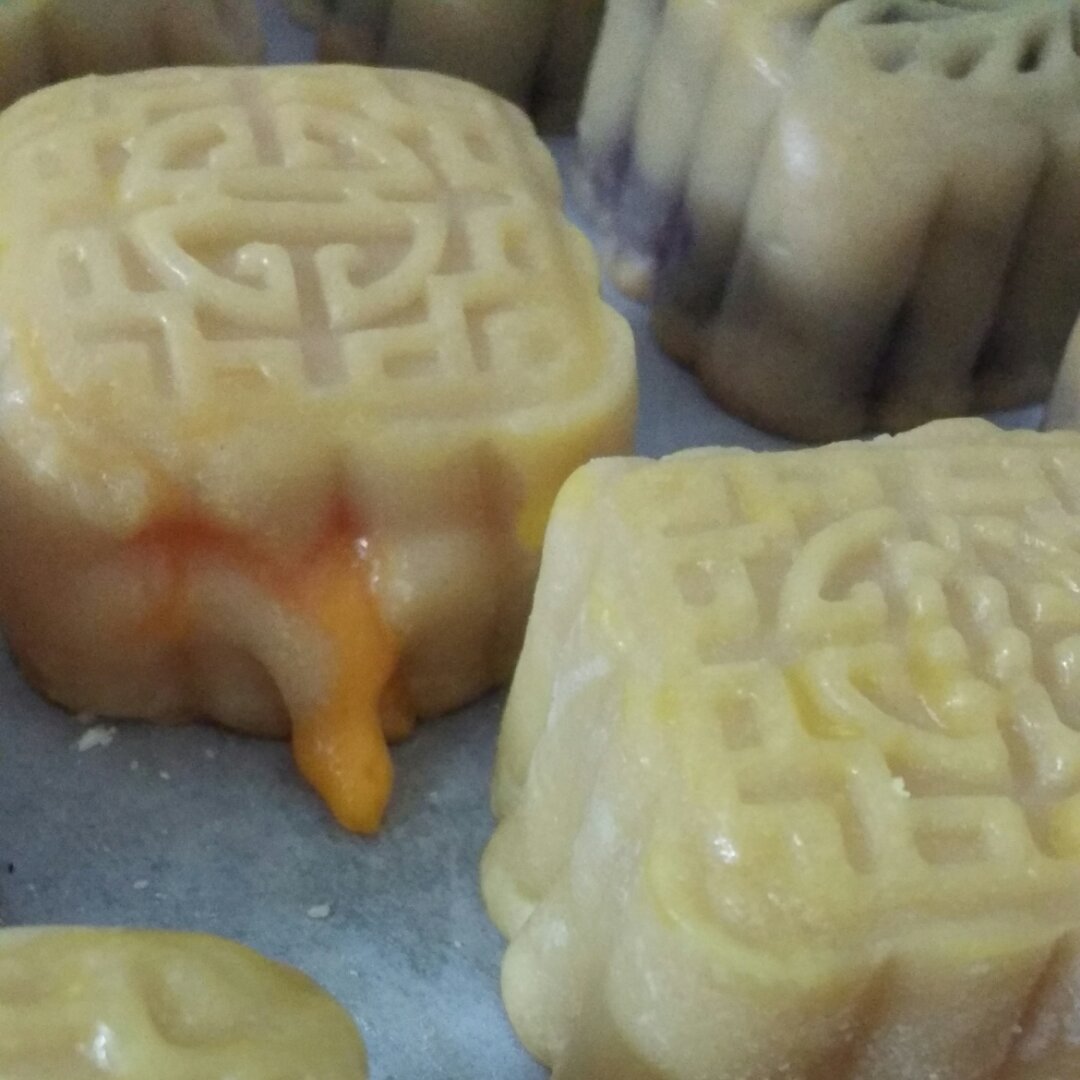 广式月饼—蛋黄莲蓉月饼