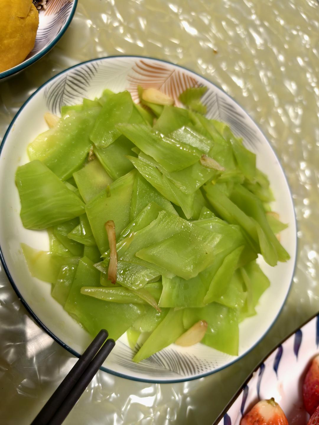 清炒莴笋