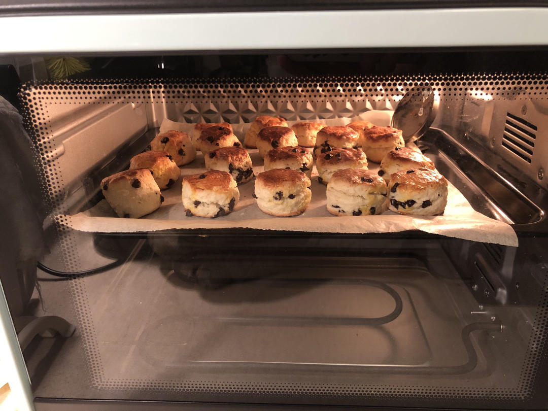 【视频】3分钟 奶油司康Scone(可能是世界上最快手的司康) 消耗淡奶油～