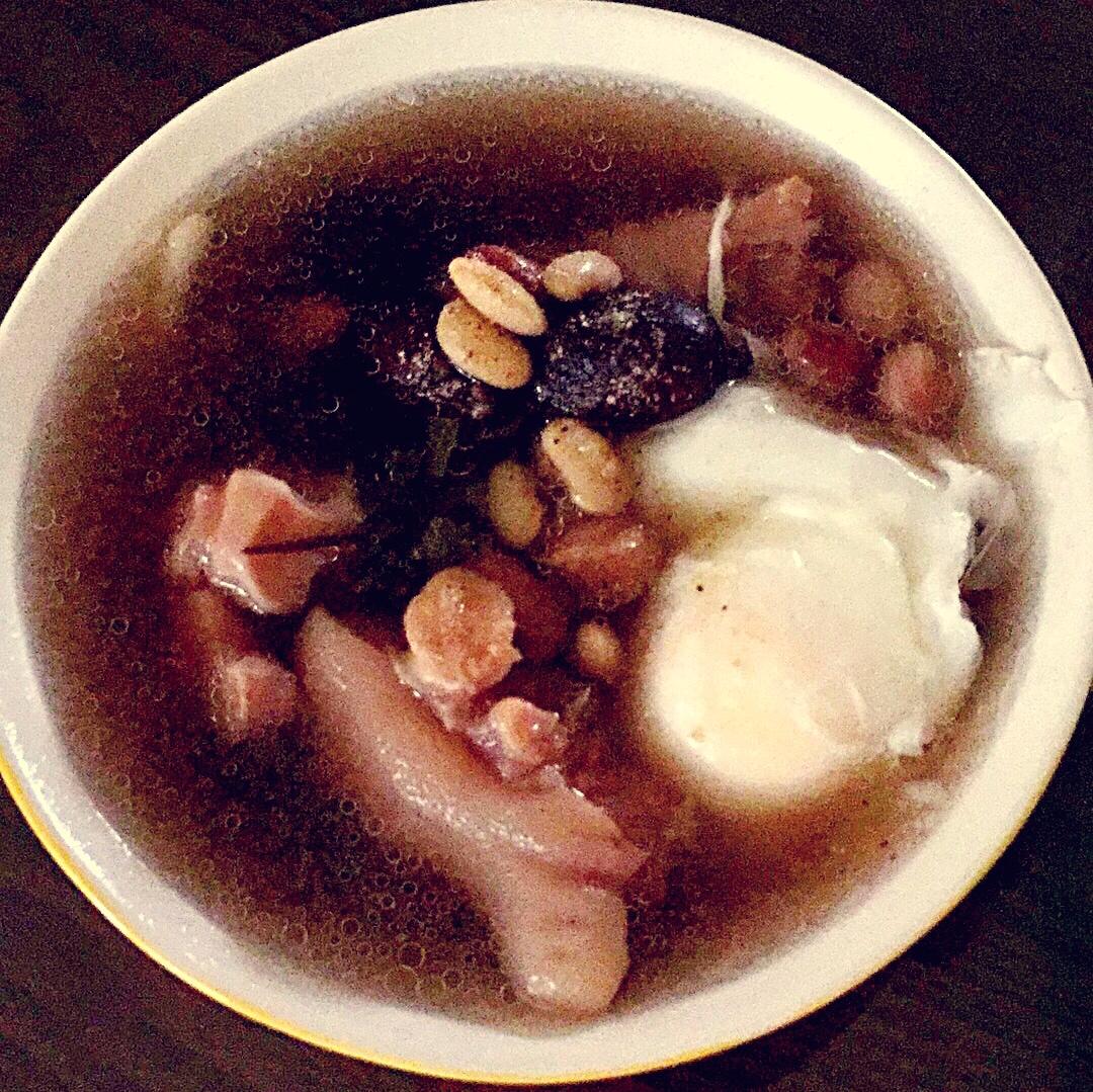 黄豆花生猪脚汤