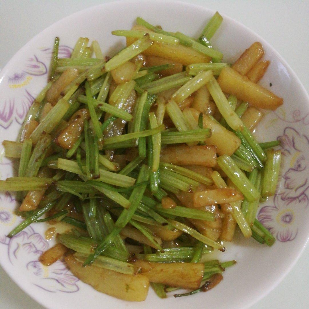 土豆炒芹菜
