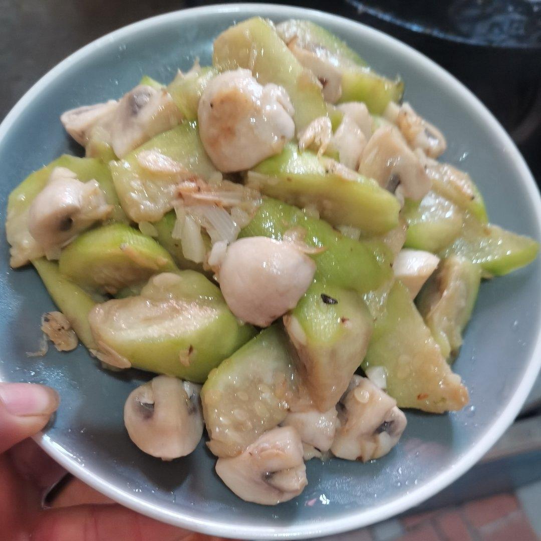 丝瓜炒口蘑，鲜甜无渣！