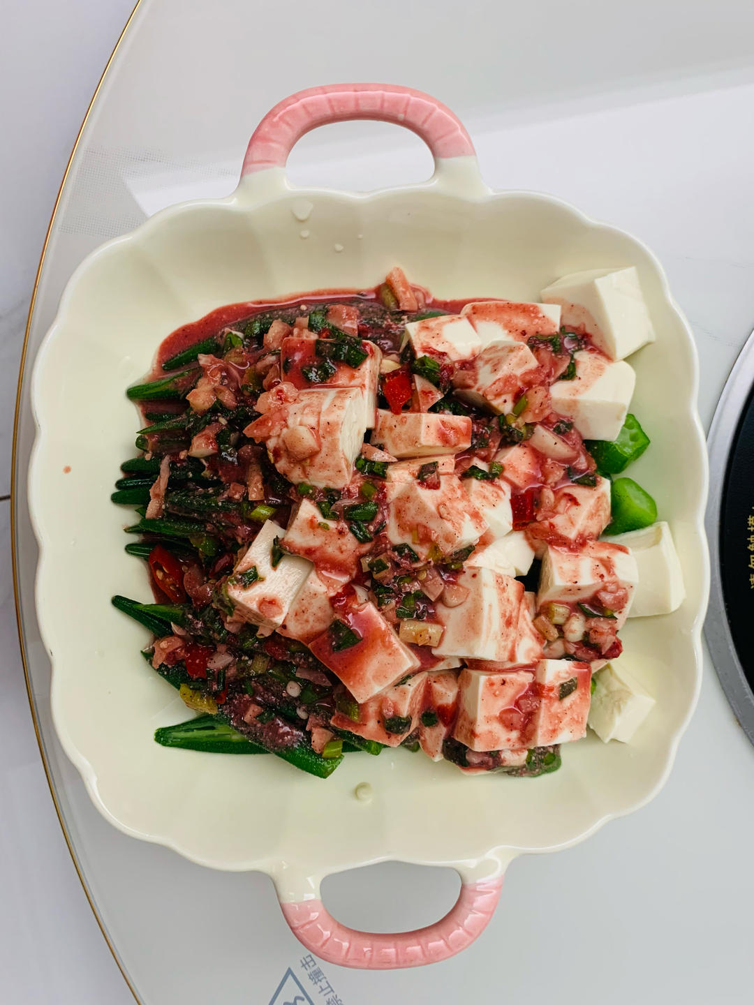 超快手！冰爽开胃的腐乳捞拌汁秋葵豆腐
