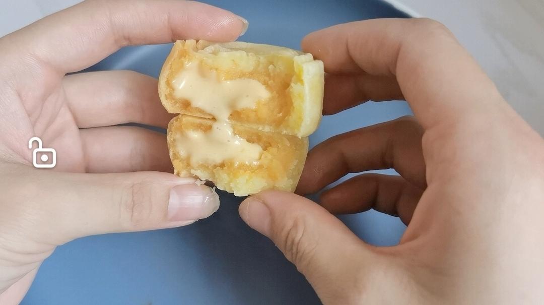 💃奶黄流心月饼——这是可以让你坐稳朋友圈厨霸位置的月饼🥮，没人点赞算我输👎