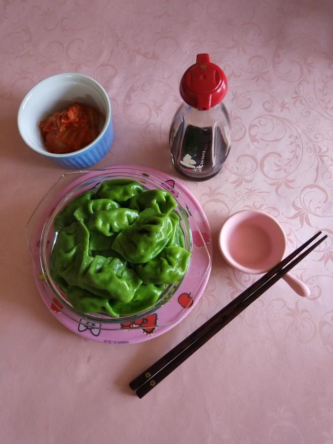 茴香苗三文鱼洋葱饺子(菠菜汁面皮)的做法