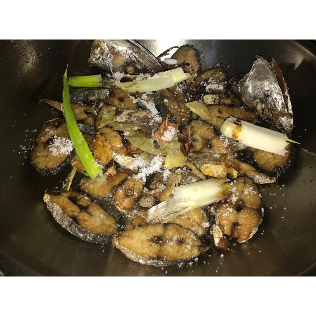 爆鱼。又叫熏鱼。