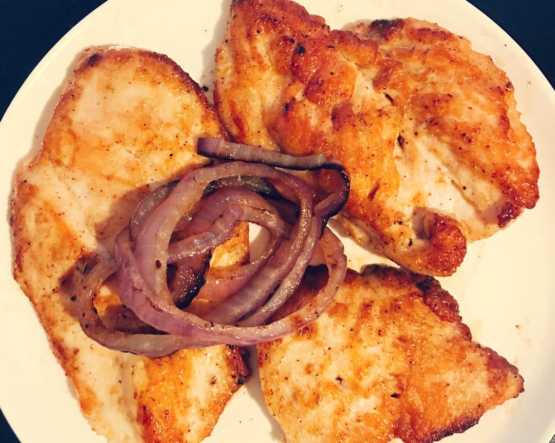 洋葱香煎鸡胸的做法