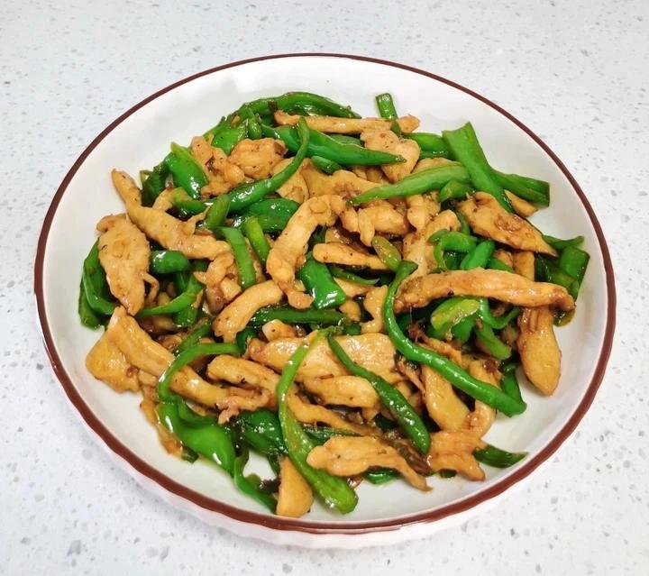 巨好吃的青椒炒鸡胸肉丝，超下饭