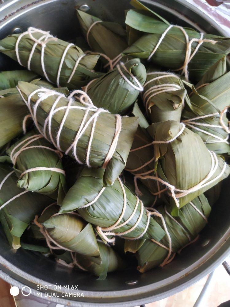 咸蛋黄肉粽子（附详细包粽子视频）