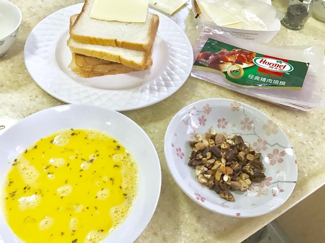 惊艳培根鸡蛋吐司卷