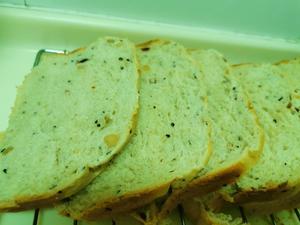 坚果面包（面包机版）～核桃仁、黑芝麻、蔓越莓的做法 步骤15