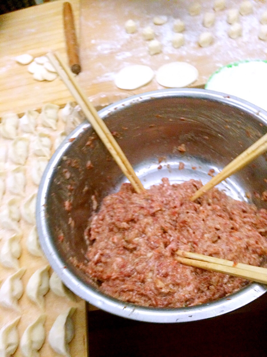 荠菜蘑菇鲜肉水饺的做法 步骤4