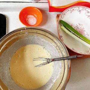 【零厨艺轻松做】从小吃到大的早餐——香软葱花蛋饼的做法 步骤5