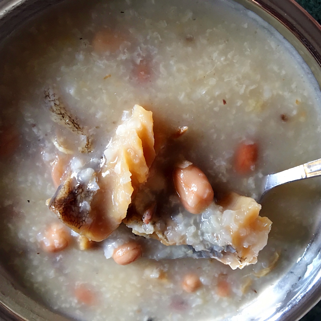 两个小baby做的柴鱼花生粥