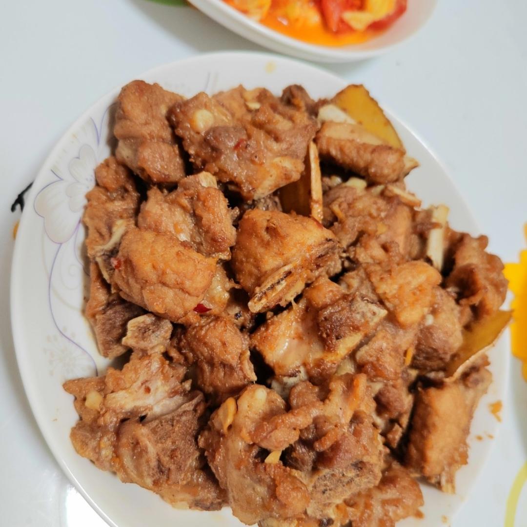 你们都不知道，其实生炒出来的排骨会更好吃，大部分人都以为会咬不动，我只能说那是你的方法做错了