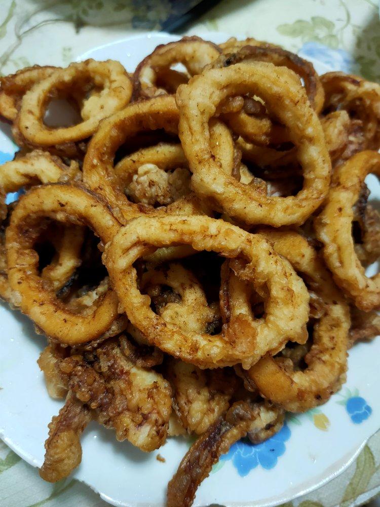 〈炸鱿鱼圈〉，大小朋友都喜欢。欣小厨 😉