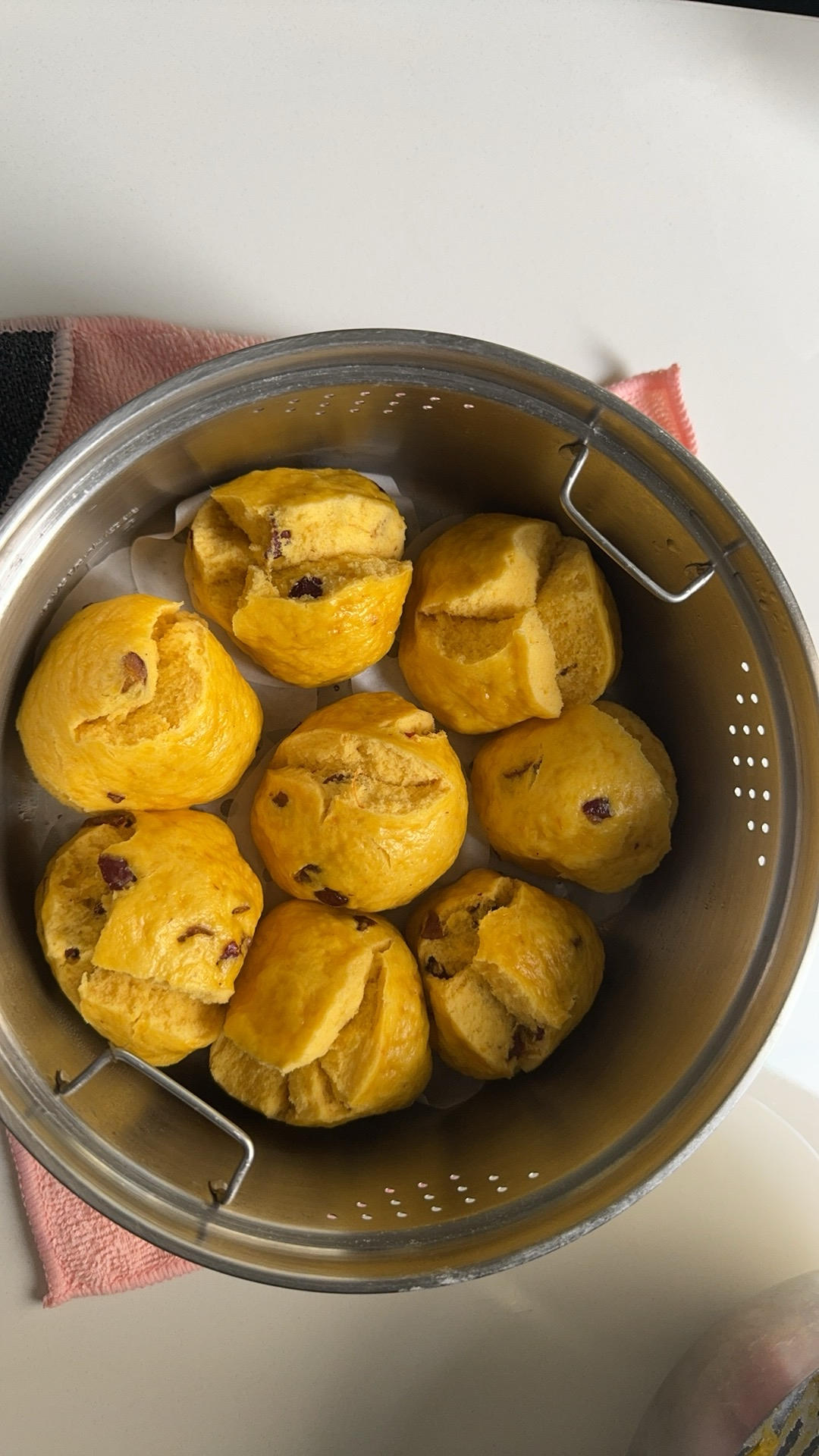 不加一滴水的南瓜开花馒头，纯南瓜泥和面，无需泡打粉，枣香浓郁个个开花