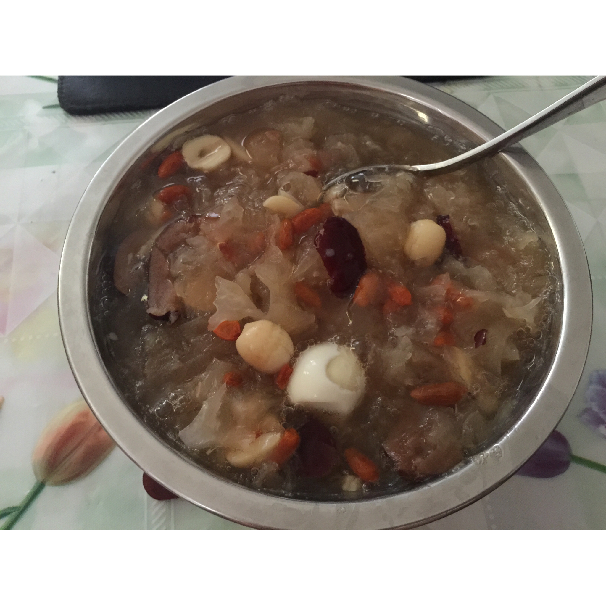 红枣莲子银耳汤