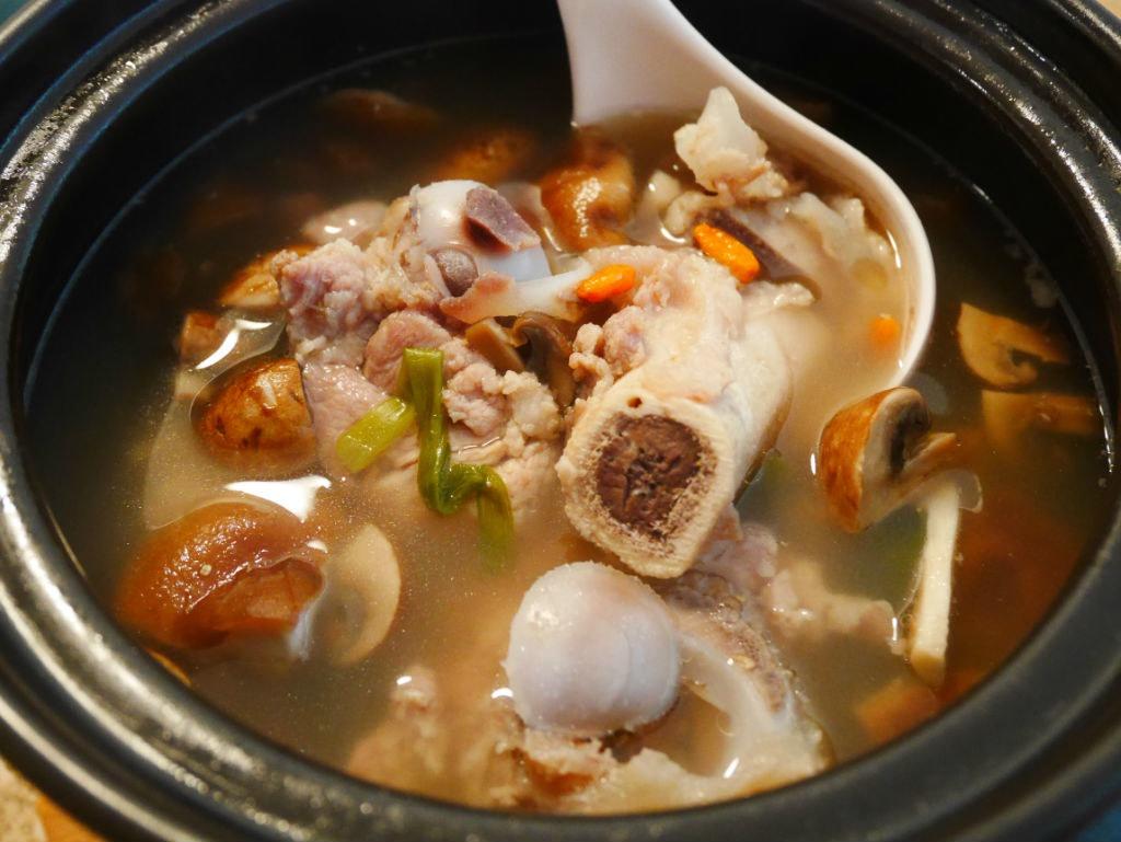 猪骨菌菇汤的做法