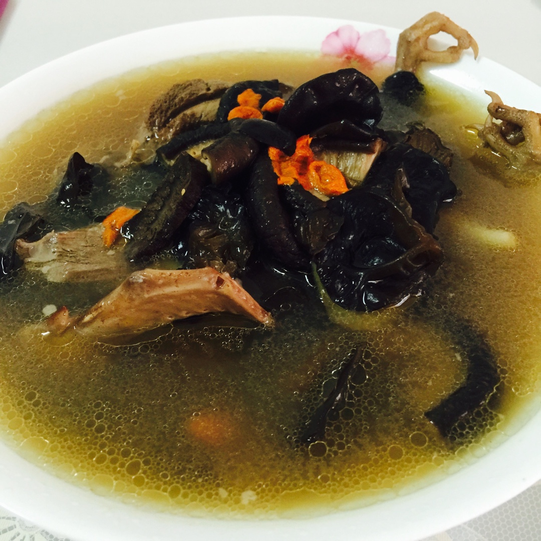 香菇枸杞鸽子汤