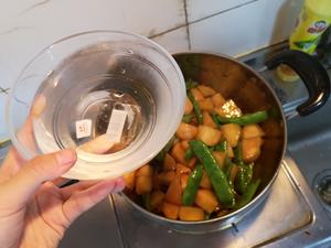 减肥也可以吃的土豆素烧豆角的做法 步骤9
