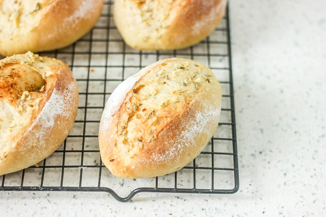 咸香柔和-超软燕麦香蒜面包