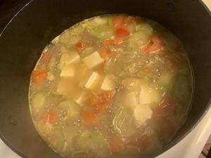 牛肉片丝瓜豆腐番茄粉丝汤的做法 步骤3