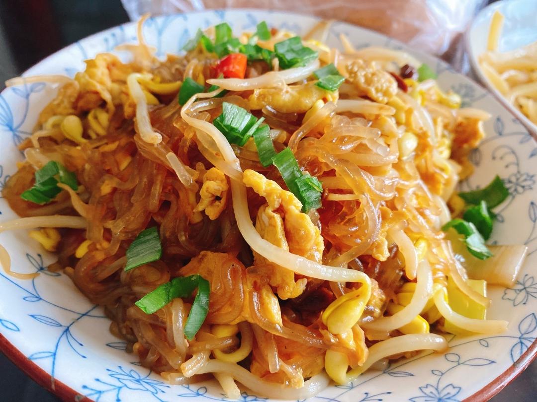 家庭版炒合菜【绿豆芽粉条炒鸡蛋】